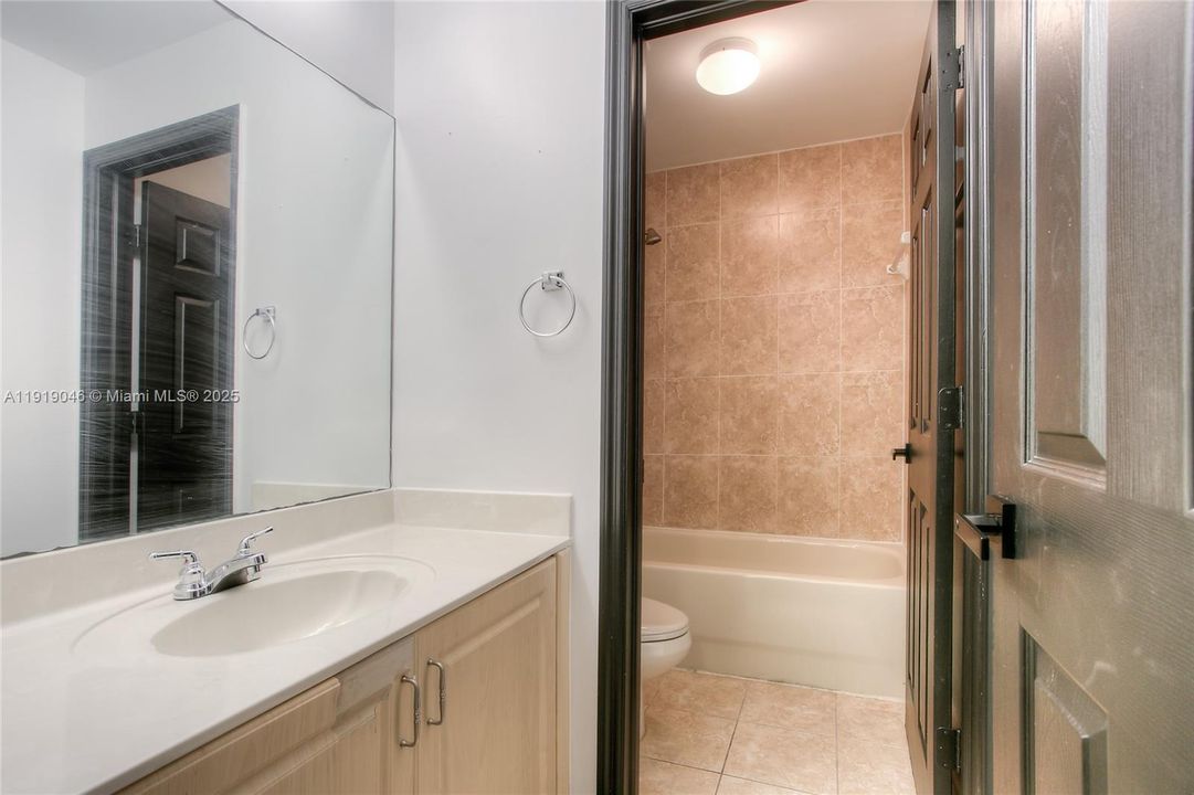 En Venta: $670,000 (5 camas, 3 baños, 2534 Pies cuadrados)