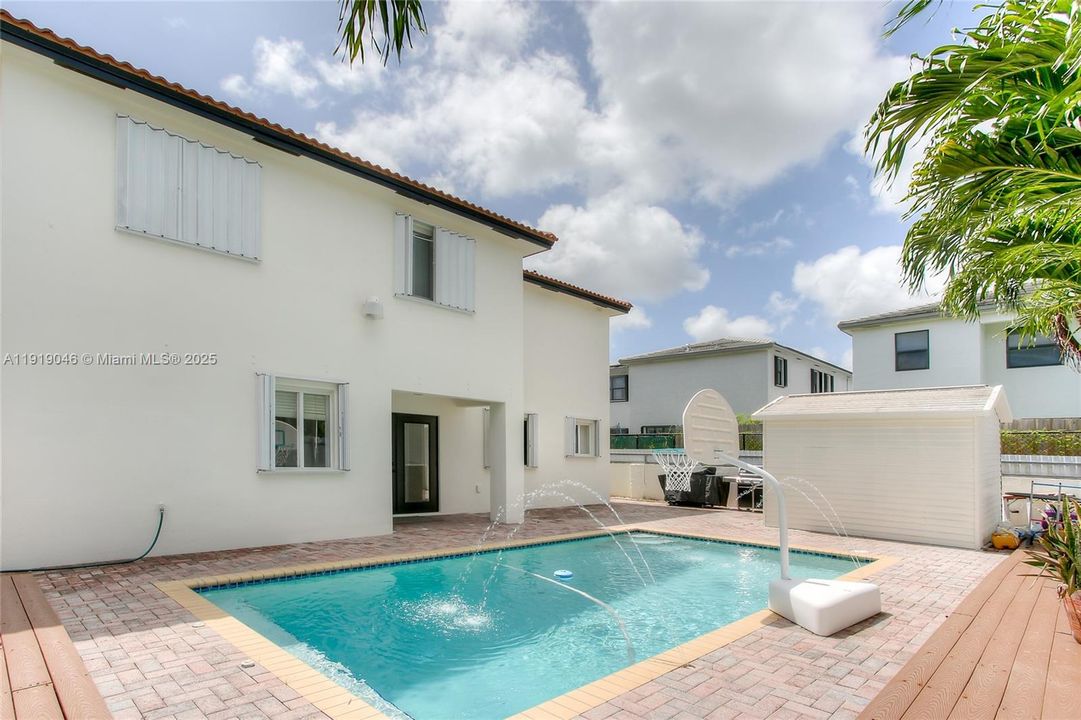 En Venta: $670,000 (5 camas, 3 baños, 2534 Pies cuadrados)