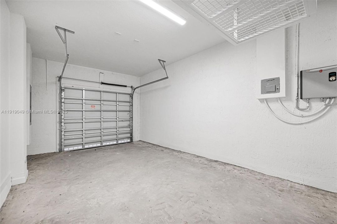 Active With Contract: $2,600 (3 beds, 3 baths, 1671 Square Feet)