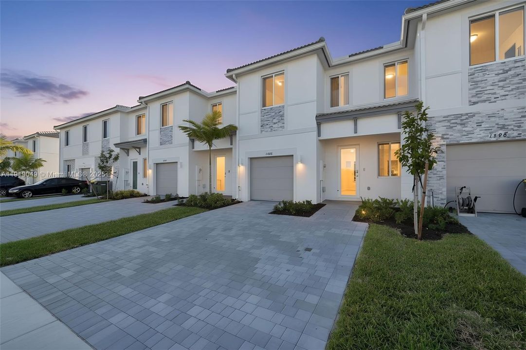 Active With Contract: $2,600 (3 beds, 3 baths, 1671 Square Feet)