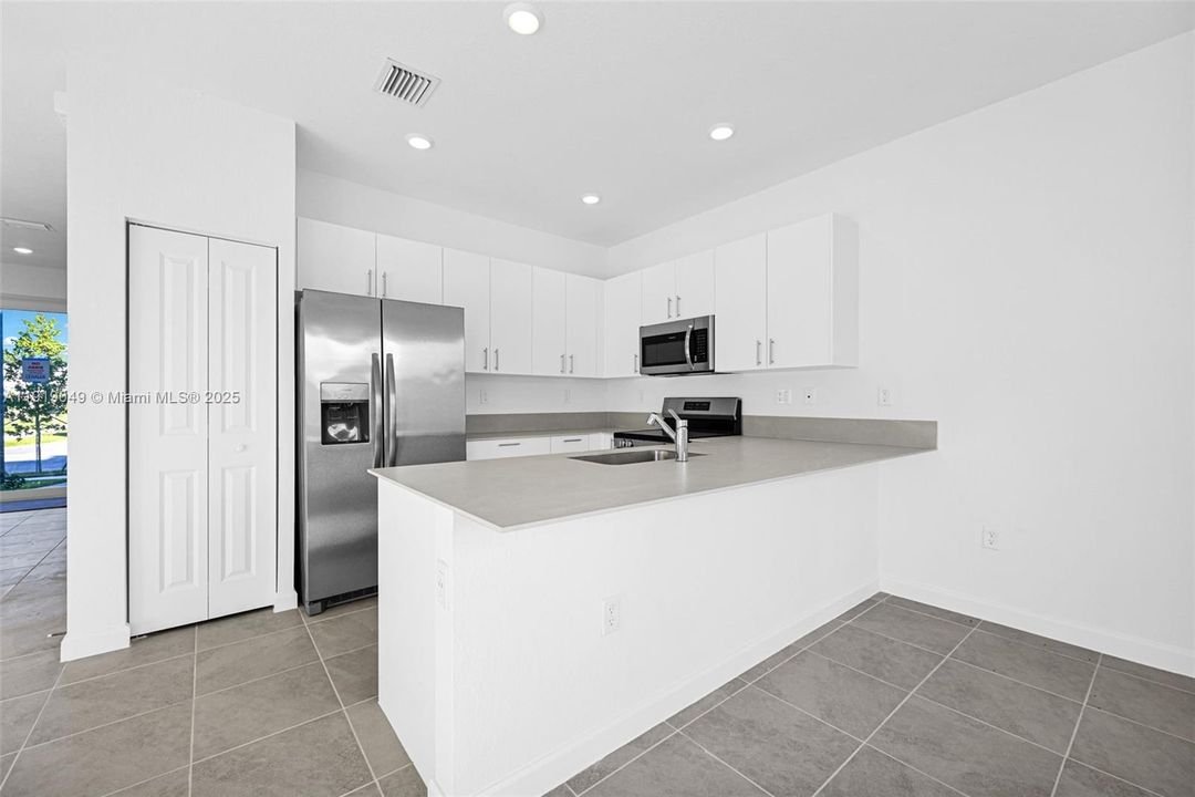 Active With Contract: $2,600 (3 beds, 3 baths, 1671 Square Feet)