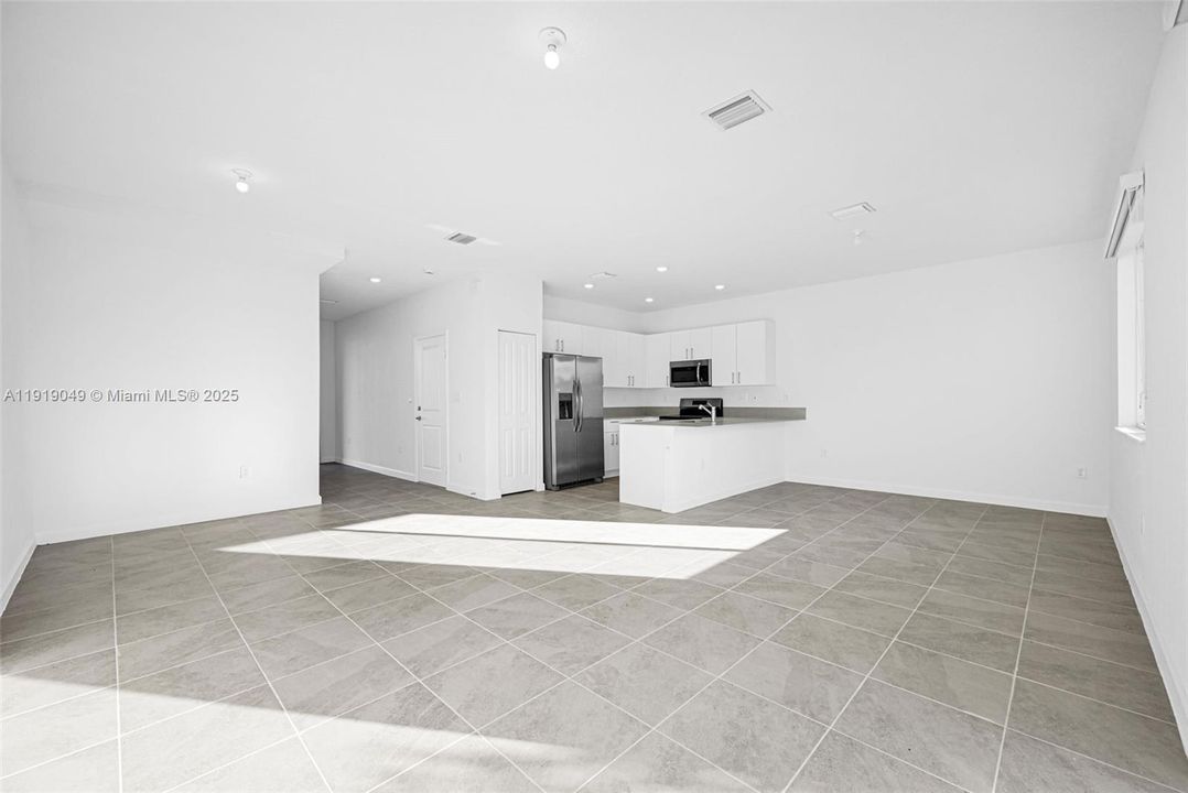 Active With Contract: $2,600 (3 beds, 3 baths, 1671 Square Feet)