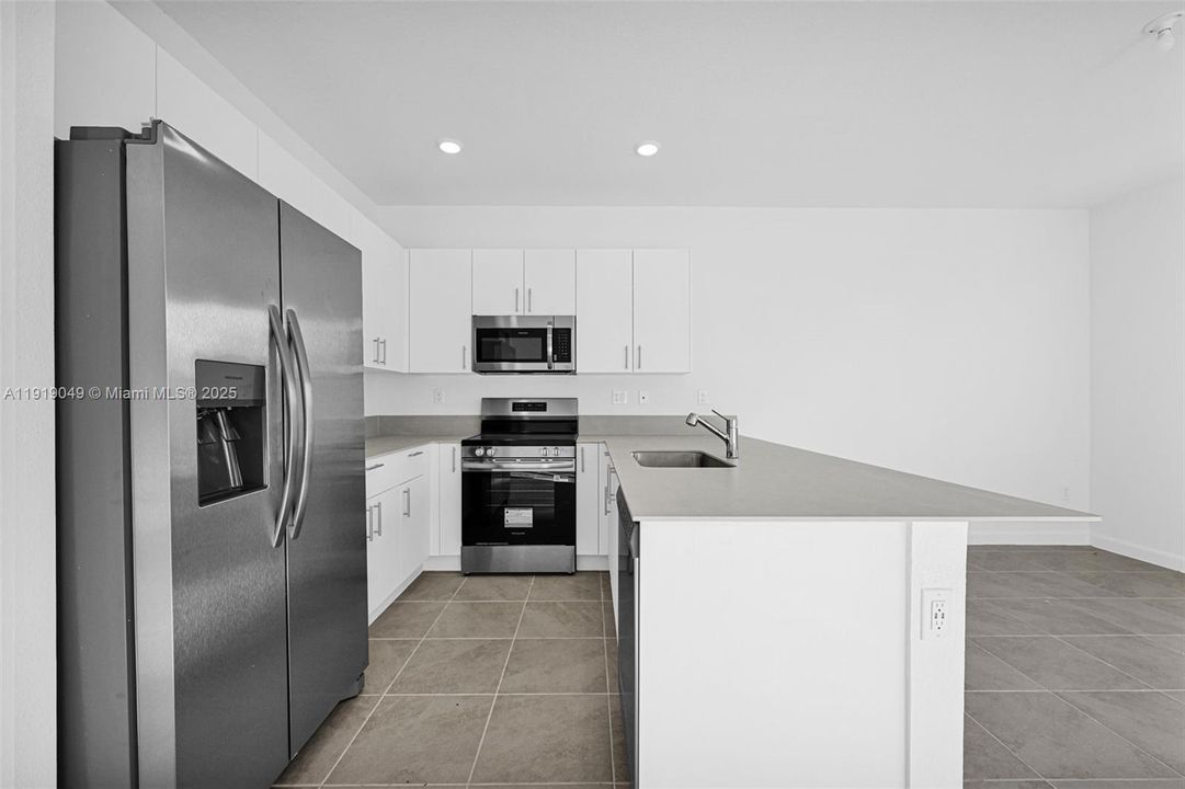 Active With Contract: $2,600 (3 beds, 3 baths, 1671 Square Feet)