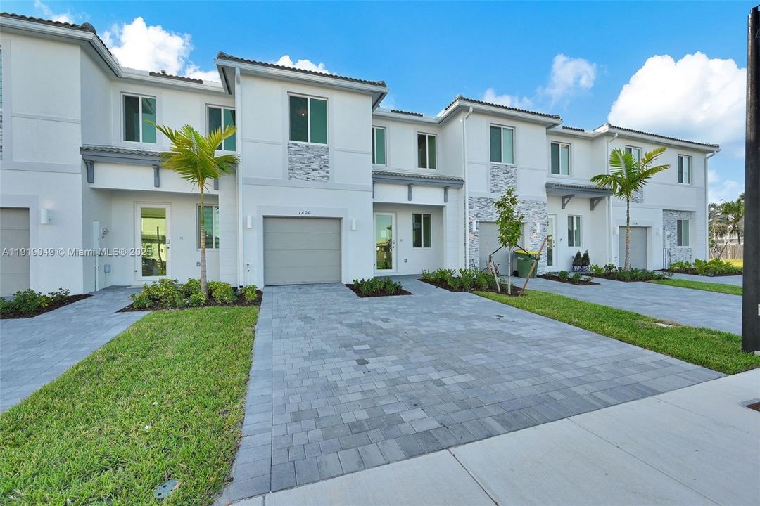 Active With Contract: $2,600 (3 beds, 3 baths, 1671 Square Feet)