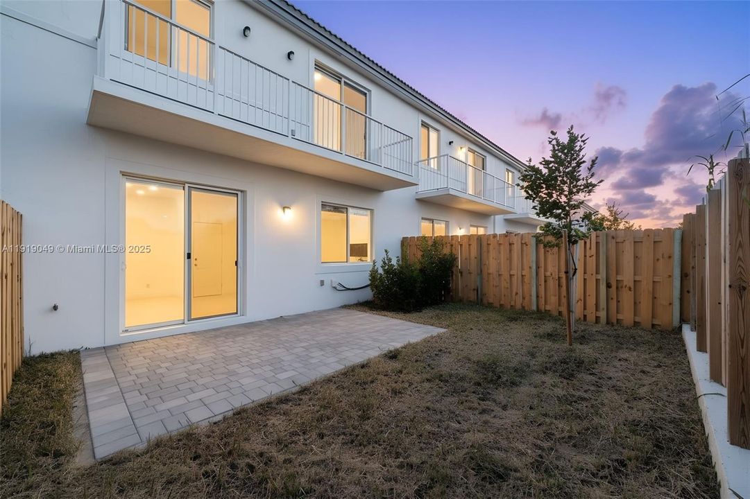 Active With Contract: $2,600 (3 beds, 3 baths, 1671 Square Feet)