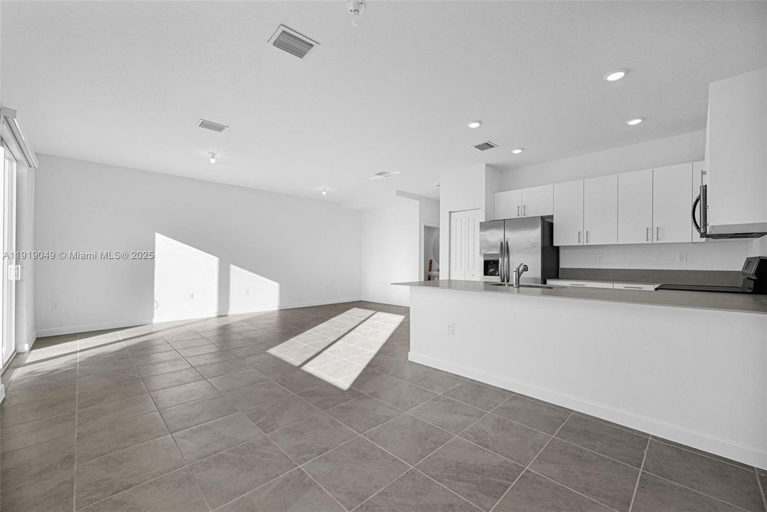 Active With Contract: $2,600 (3 beds, 3 baths, 1671 Square Feet)