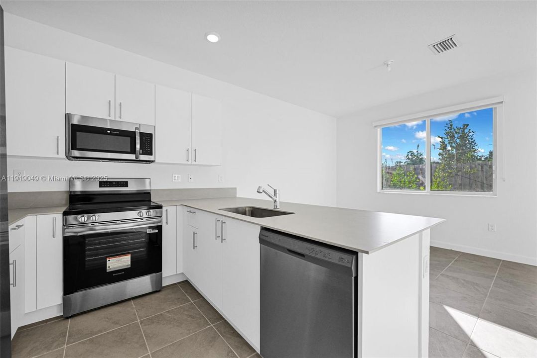 Active With Contract: $2,600 (3 beds, 3 baths, 1671 Square Feet)