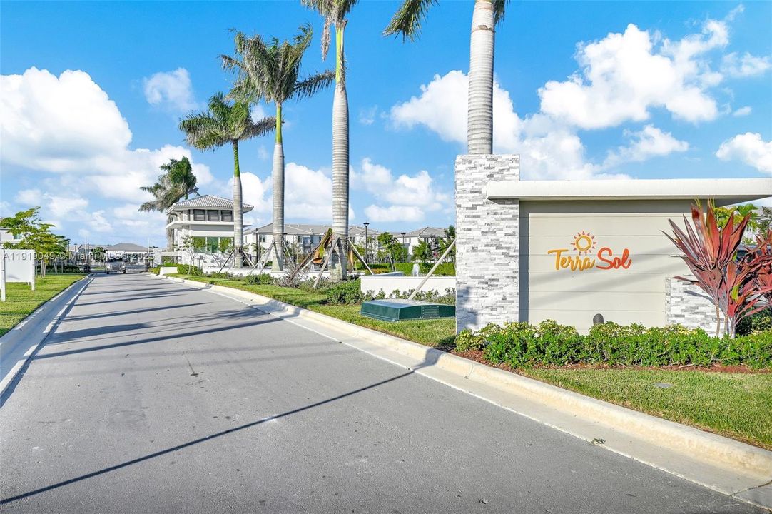 Active With Contract: $2,600 (3 beds, 3 baths, 1671 Square Feet)