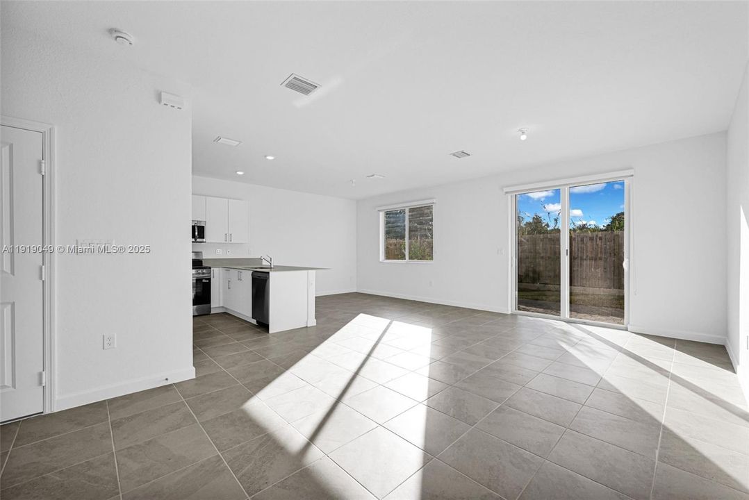 Active With Contract: $2,600 (3 beds, 3 baths, 1671 Square Feet)