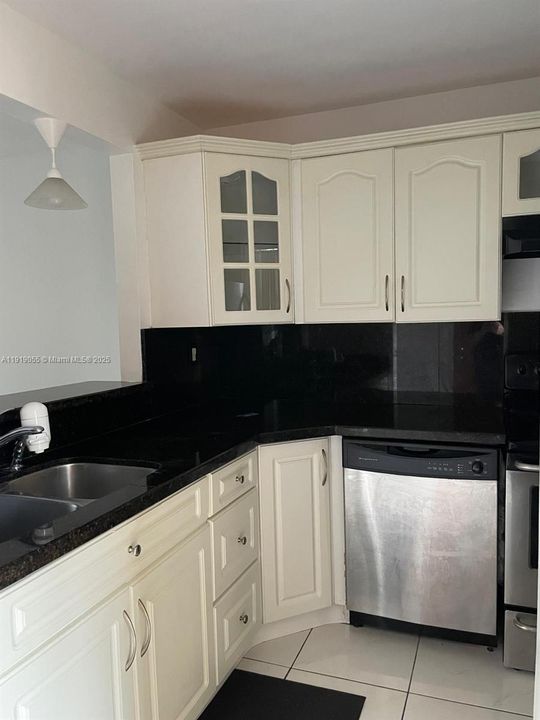 В аренду: $2,050 (2 спален, 2 ванн, 820 Квадратных фут)