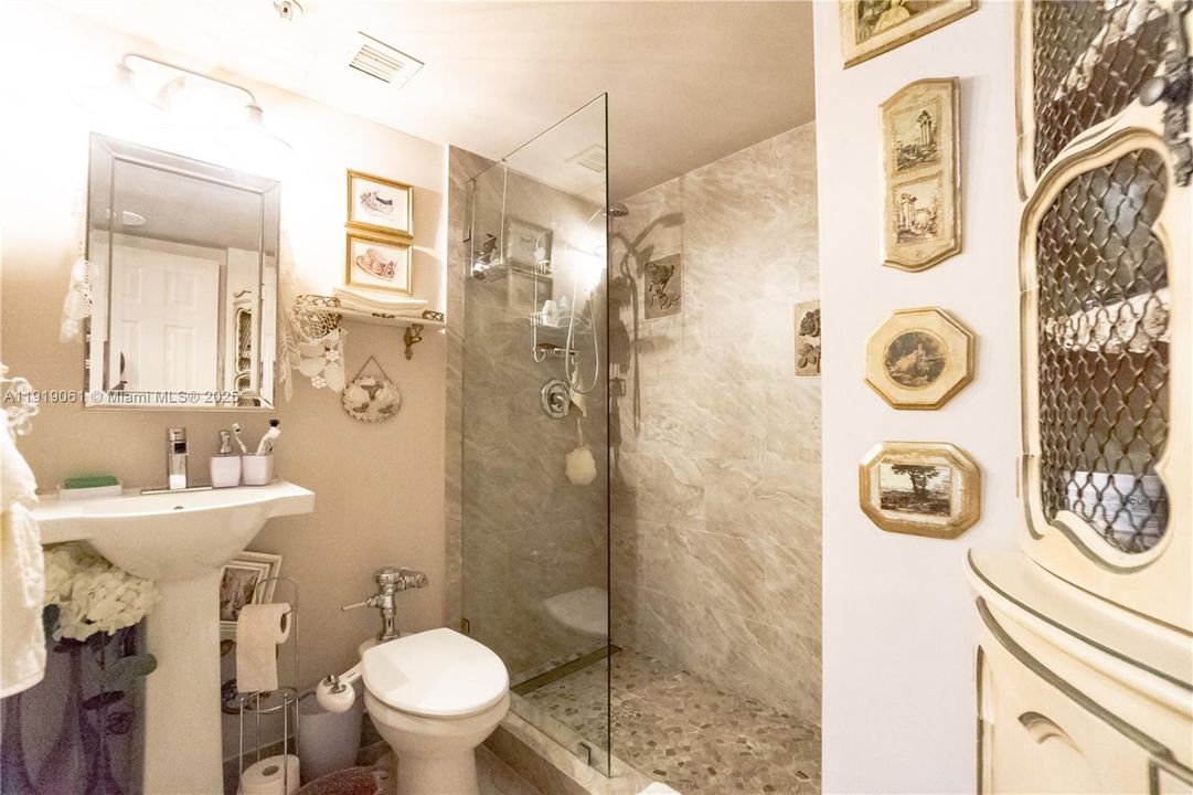 For Sale: $540,000 (1 beds, 1 baths, 722 Square Feet)