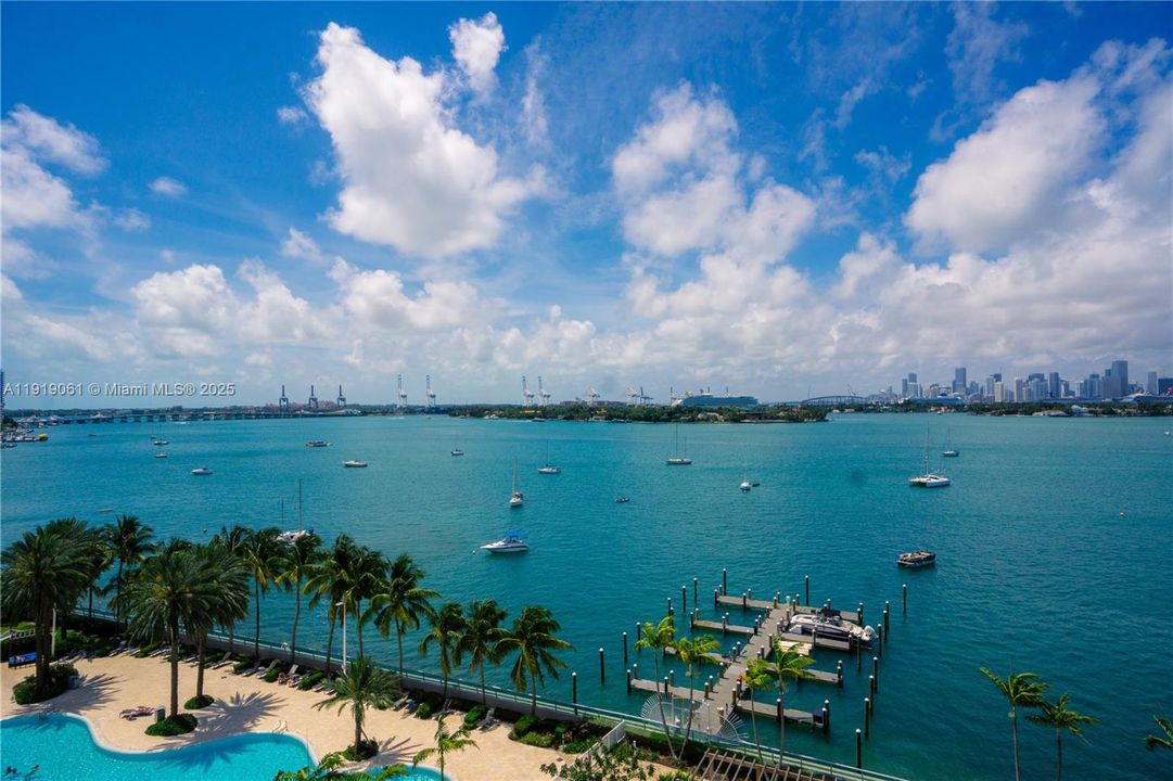 For Sale: $540,000 (1 beds, 1 baths, 722 Square Feet)