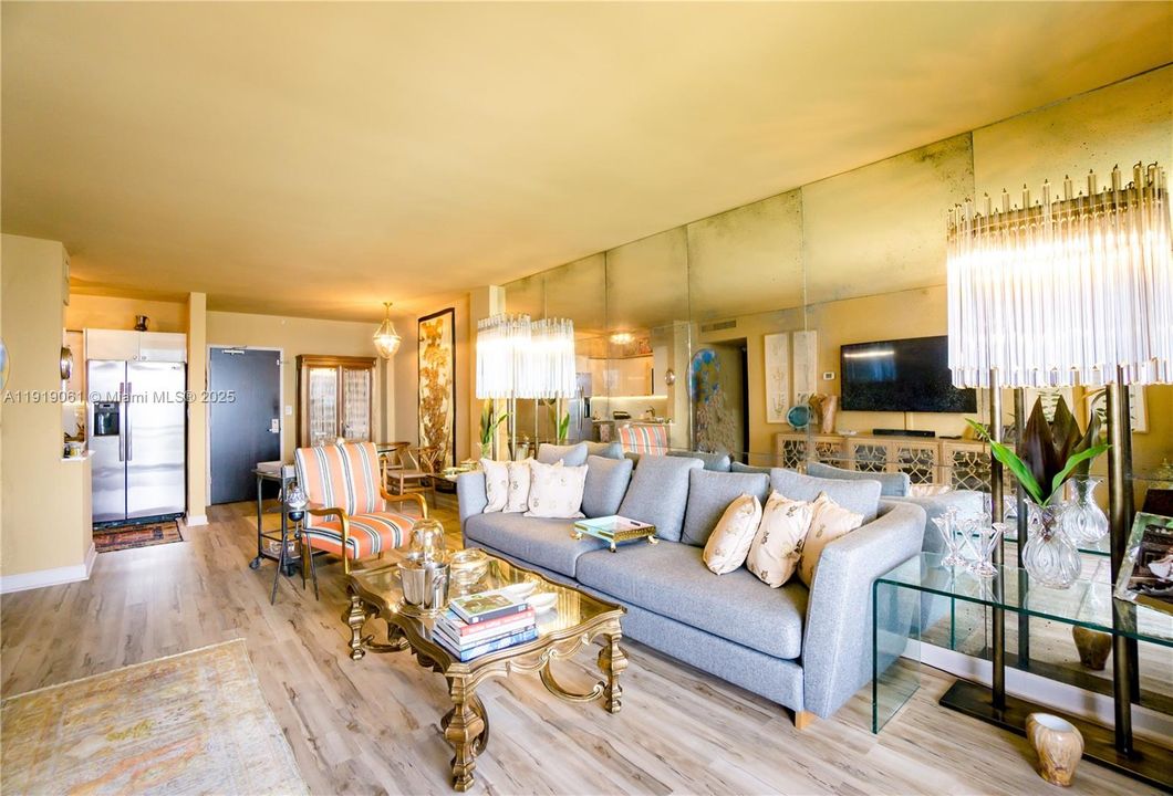 For Sale: $540,000 (1 beds, 1 baths, 722 Square Feet)