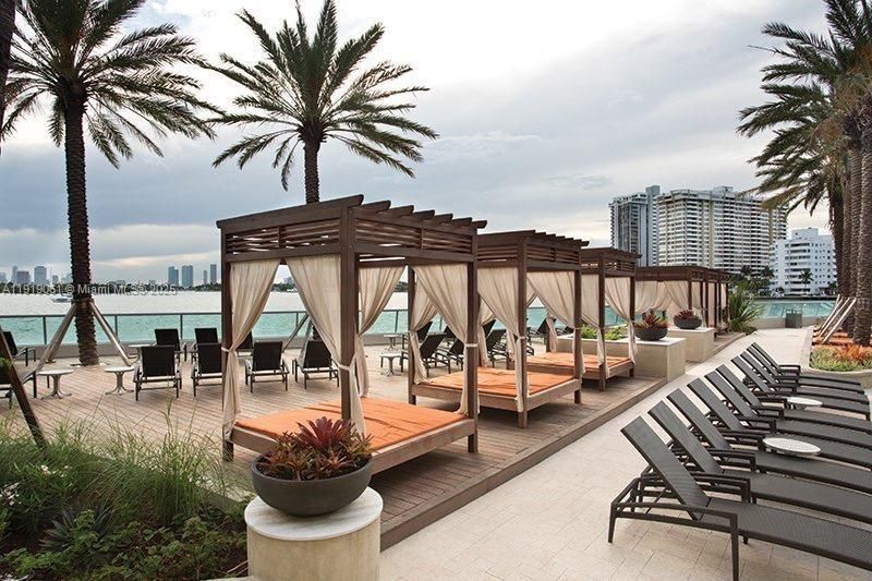 For Sale: $540,000 (1 beds, 1 baths, 722 Square Feet)