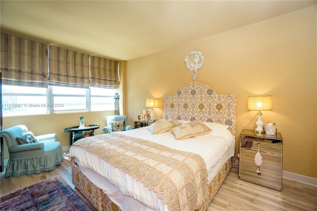 For Sale: $540,000 (1 beds, 1 baths, 722 Square Feet)