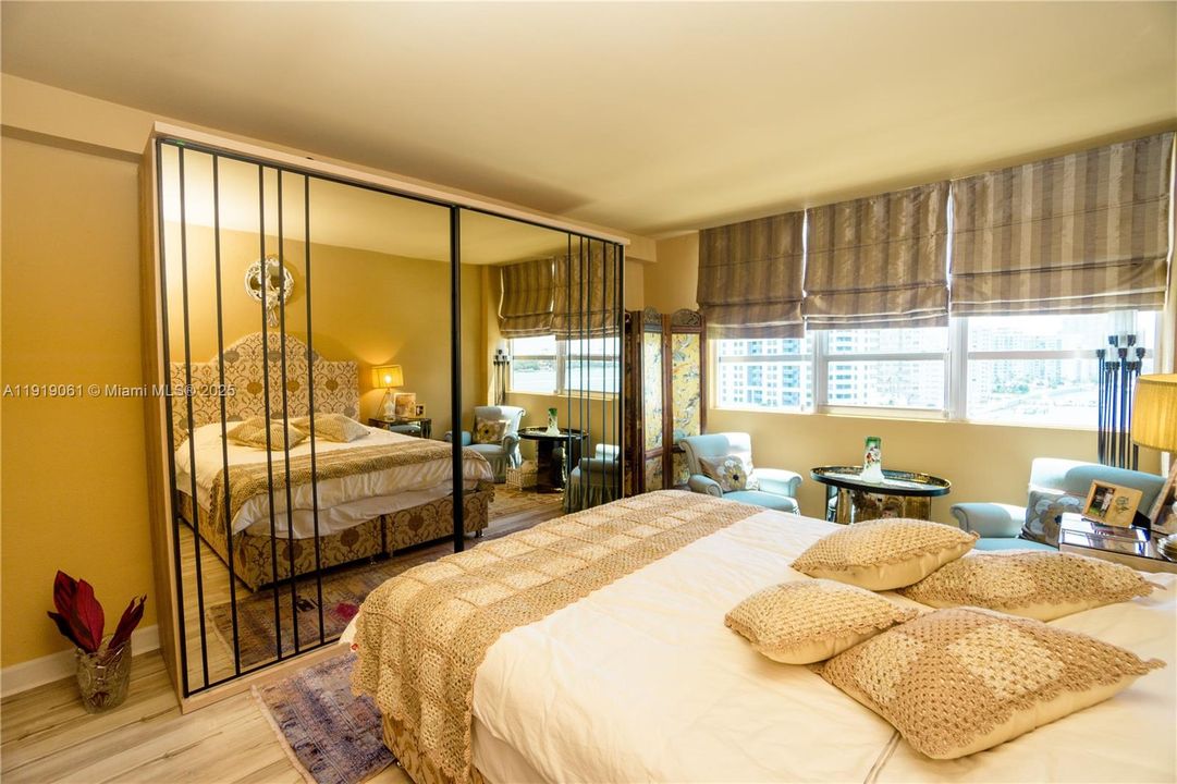 For Sale: $540,000 (1 beds, 1 baths, 722 Square Feet)