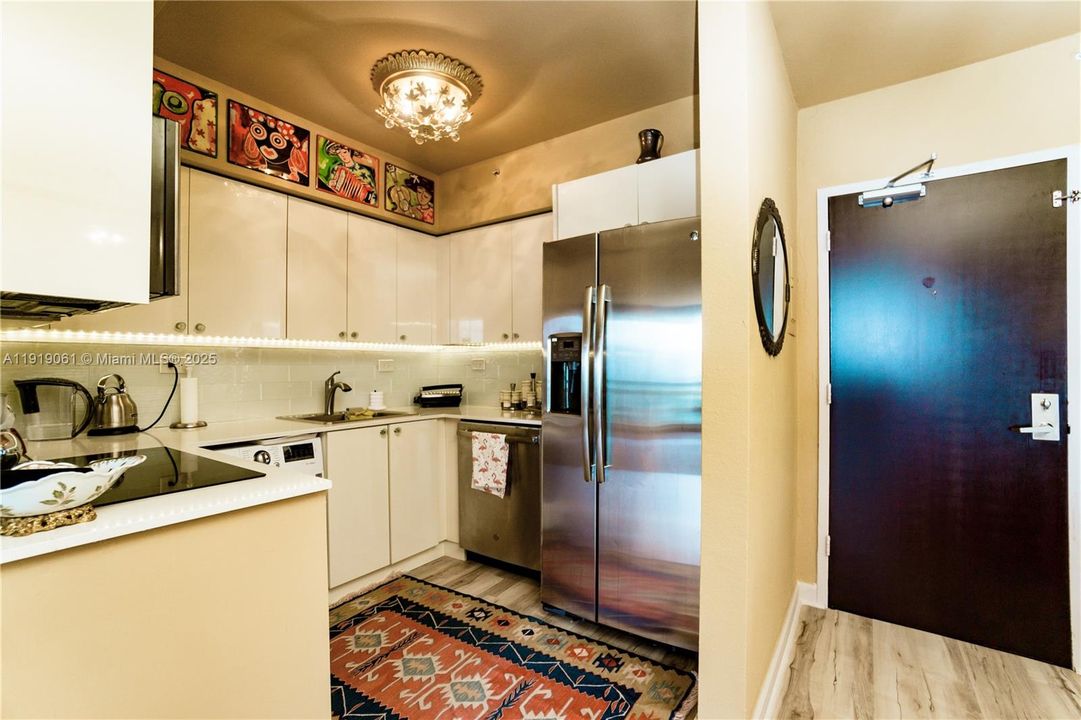For Sale: $540,000 (1 beds, 1 baths, 722 Square Feet)