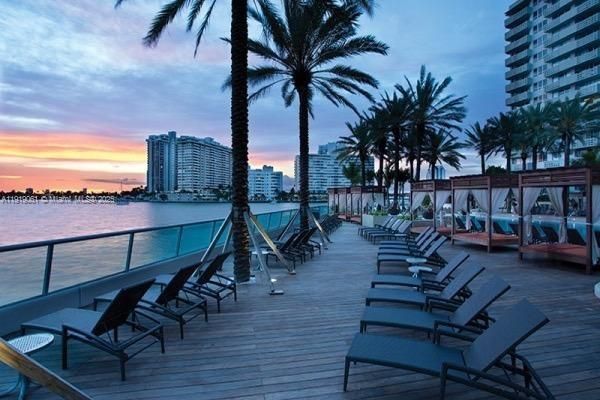 For Sale: $540,000 (1 beds, 1 baths, 722 Square Feet)