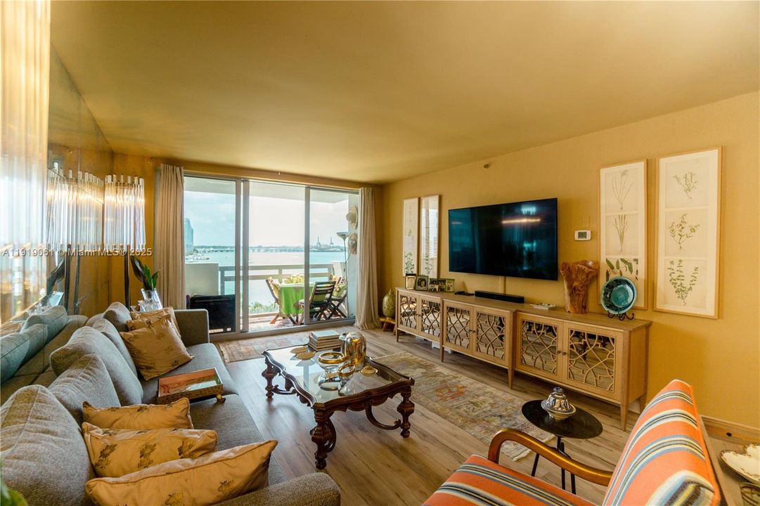 For Sale: $540,000 (1 beds, 1 baths, 722 Square Feet)