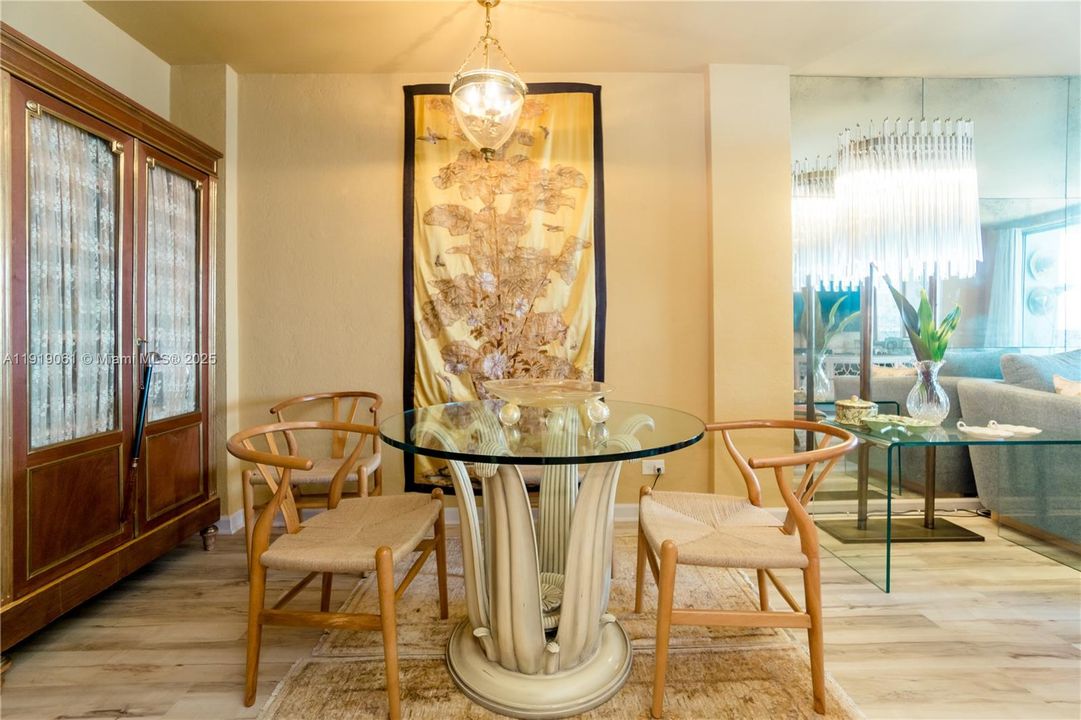 For Sale: $540,000 (1 beds, 1 baths, 722 Square Feet)