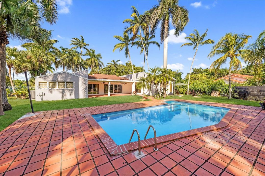 For Sale: $975,000 (4 beds, 2 baths, 2714 Square Feet)