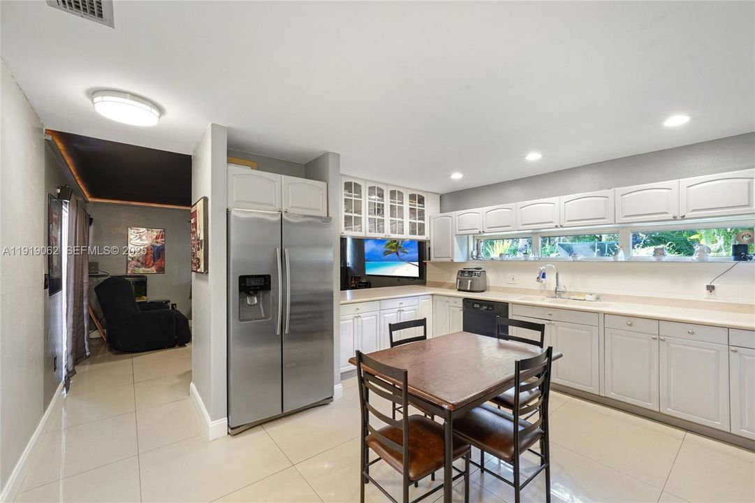 For Sale: $975,000 (4 beds, 2 baths, 2714 Square Feet)