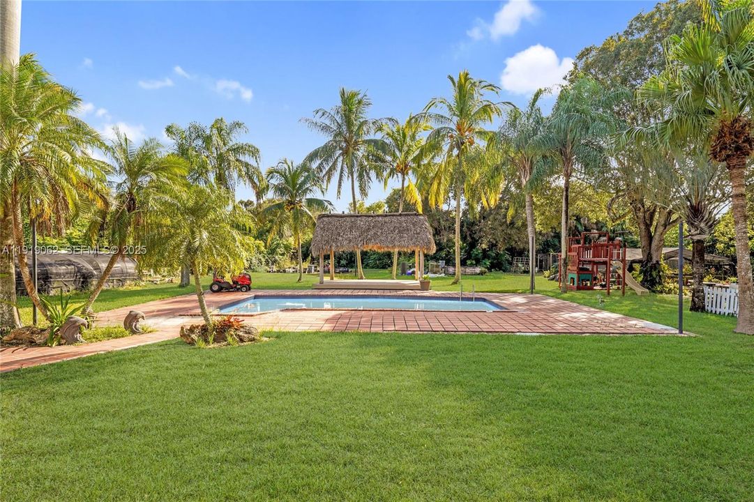 For Sale: $975,000 (4 beds, 2 baths, 2714 Square Feet)