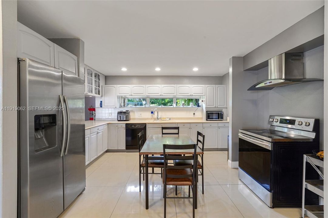 For Sale: $975,000 (4 beds, 2 baths, 2714 Square Feet)