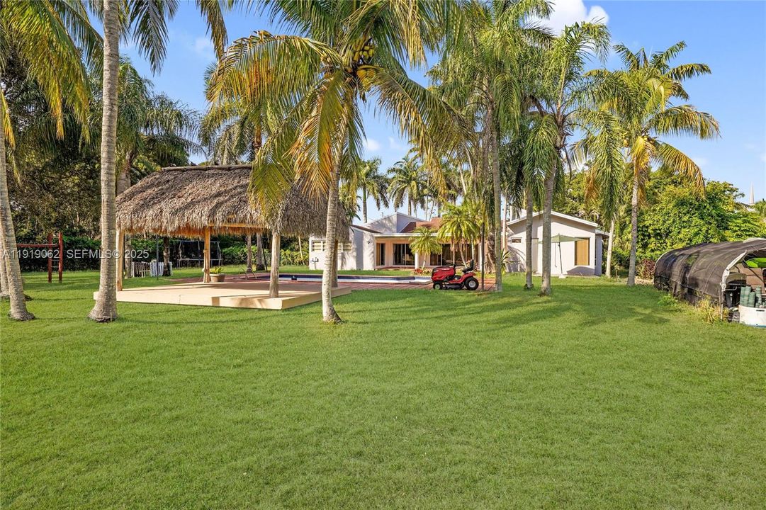 For Sale: $975,000 (4 beds, 2 baths, 2714 Square Feet)