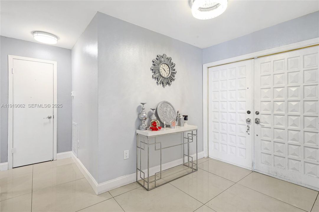 For Sale: $975,000 (4 beds, 2 baths, 2714 Square Feet)