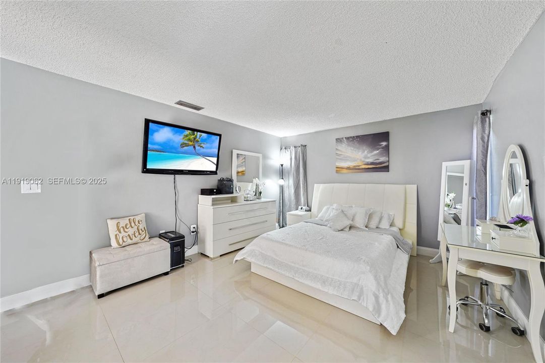 For Sale: $975,000 (4 beds, 2 baths, 2714 Square Feet)