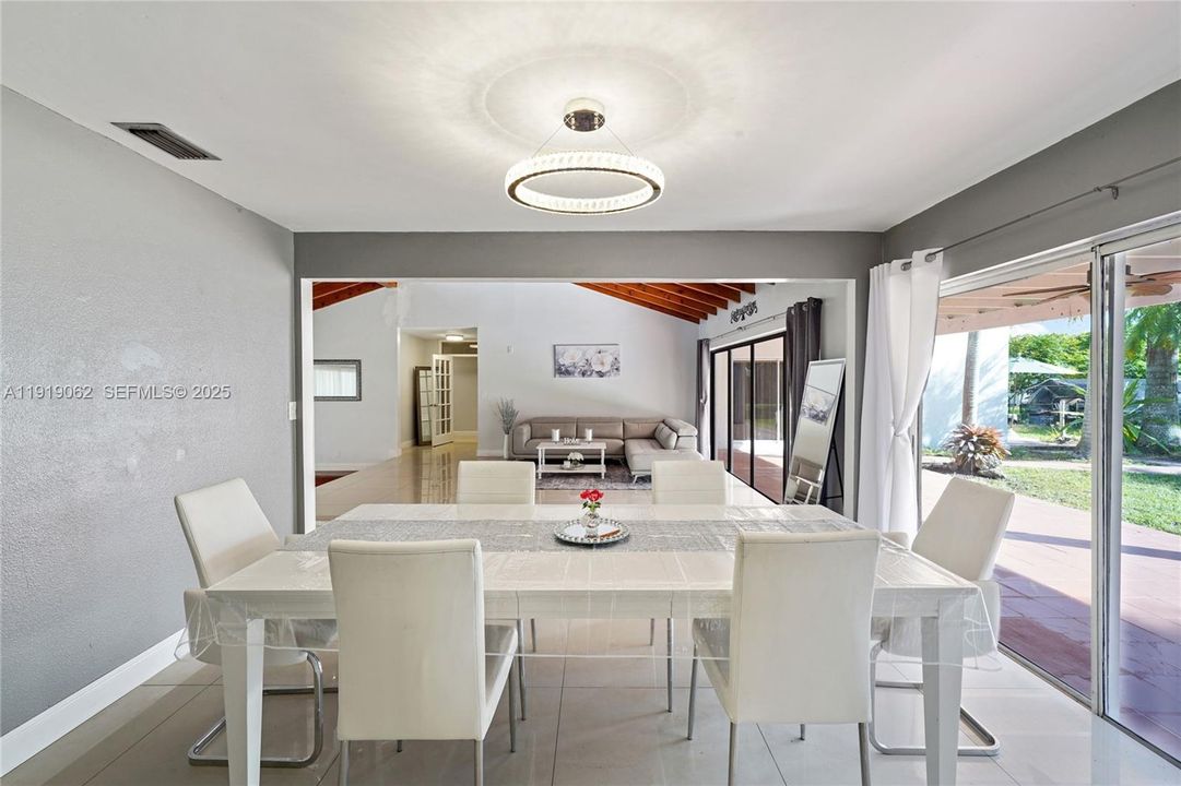 For Sale: $975,000 (4 beds, 2 baths, 2714 Square Feet)