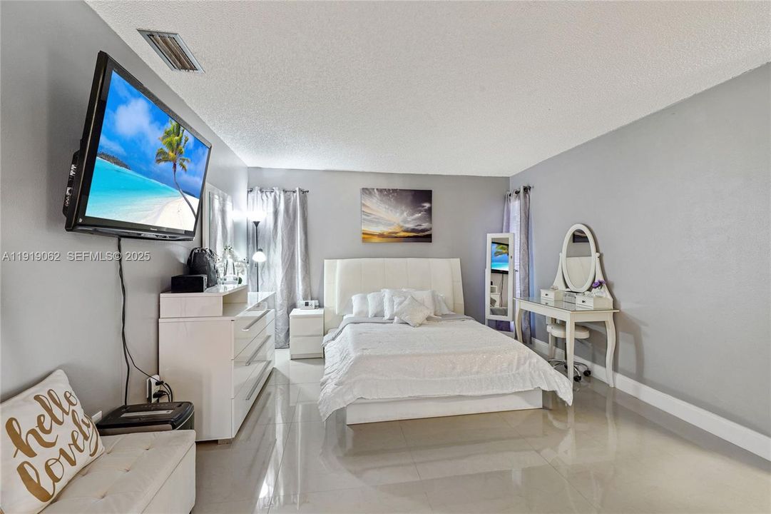 For Sale: $975,000 (4 beds, 2 baths, 2714 Square Feet)