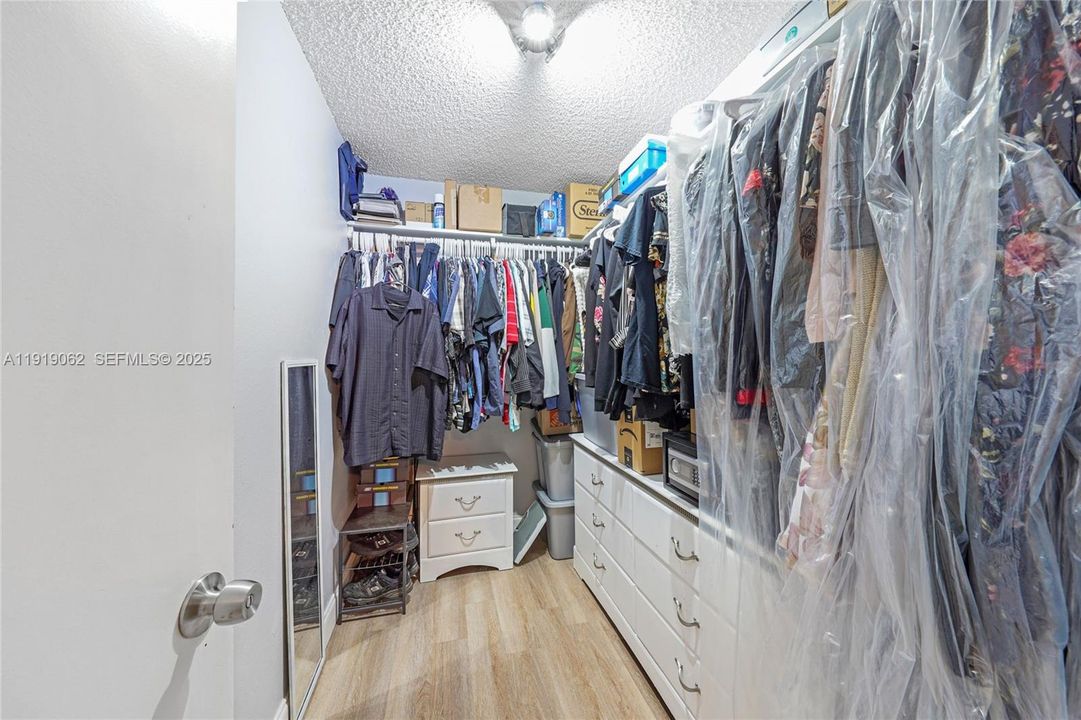 For Sale: $975,000 (4 beds, 2 baths, 2714 Square Feet)