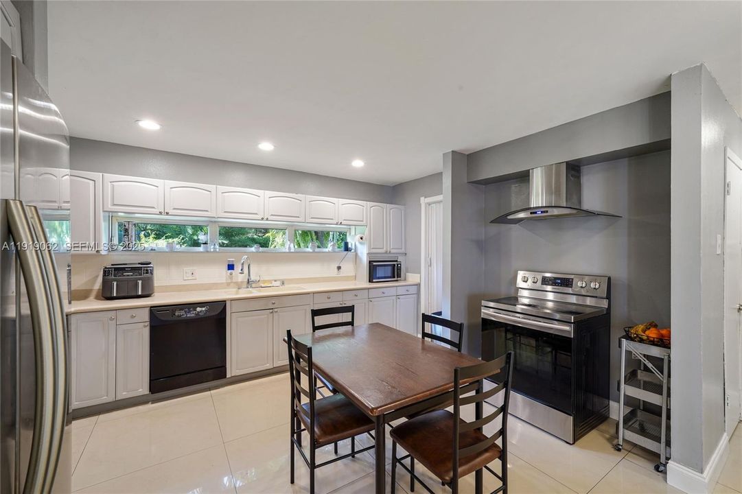 For Sale: $975,000 (4 beds, 2 baths, 2714 Square Feet)