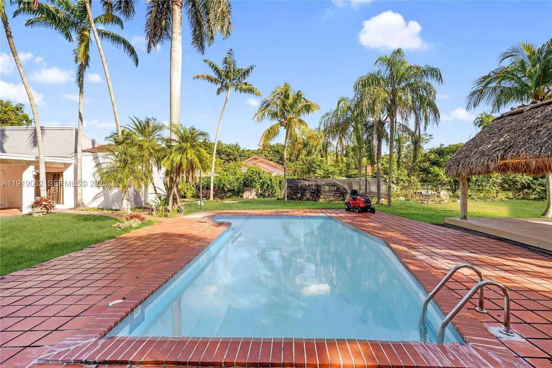 For Sale: $975,000 (4 beds, 2 baths, 2714 Square Feet)