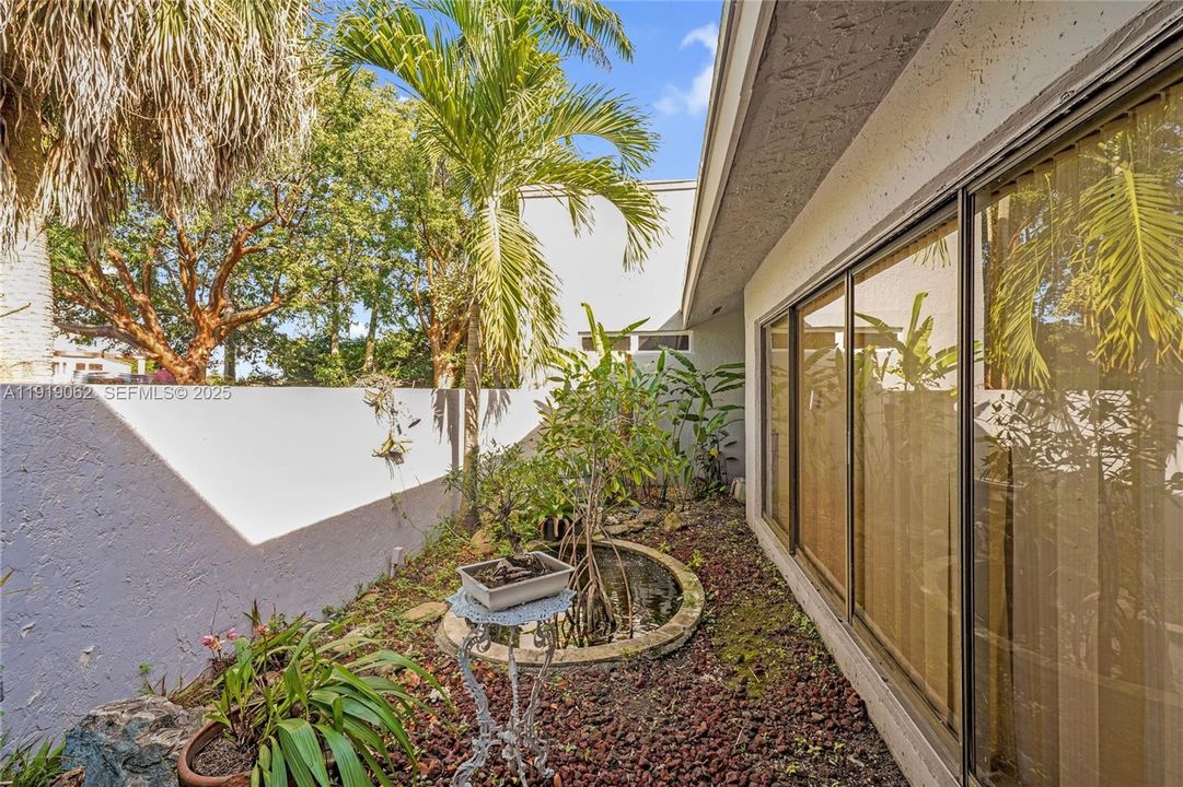 For Sale: $975,000 (4 beds, 2 baths, 2714 Square Feet)