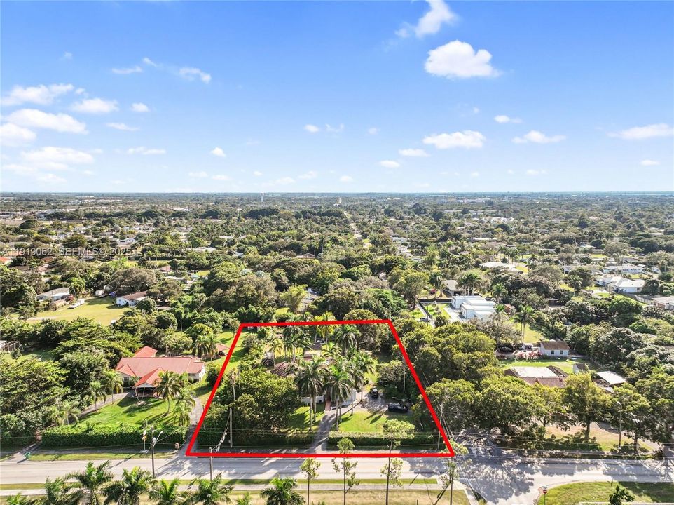 For Sale: $975,000 (4 beds, 2 baths, 2714 Square Feet)