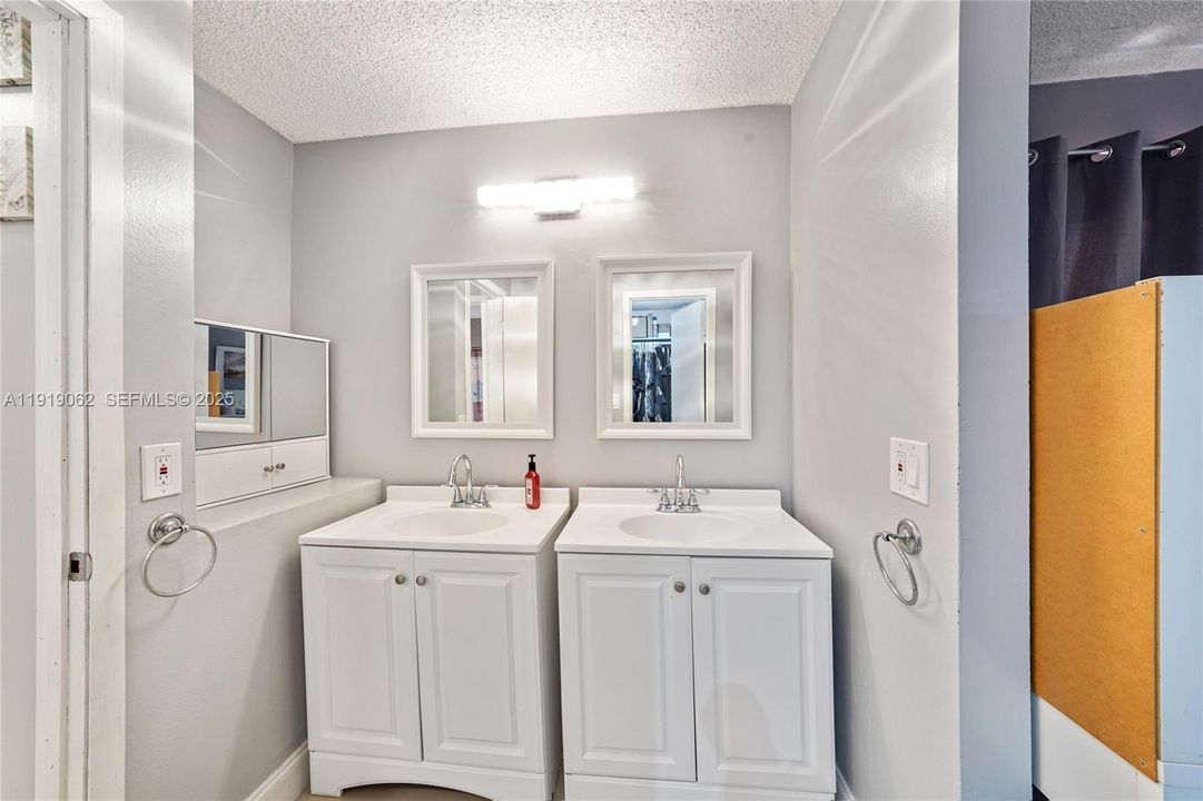 For Sale: $975,000 (4 beds, 2 baths, 2714 Square Feet)