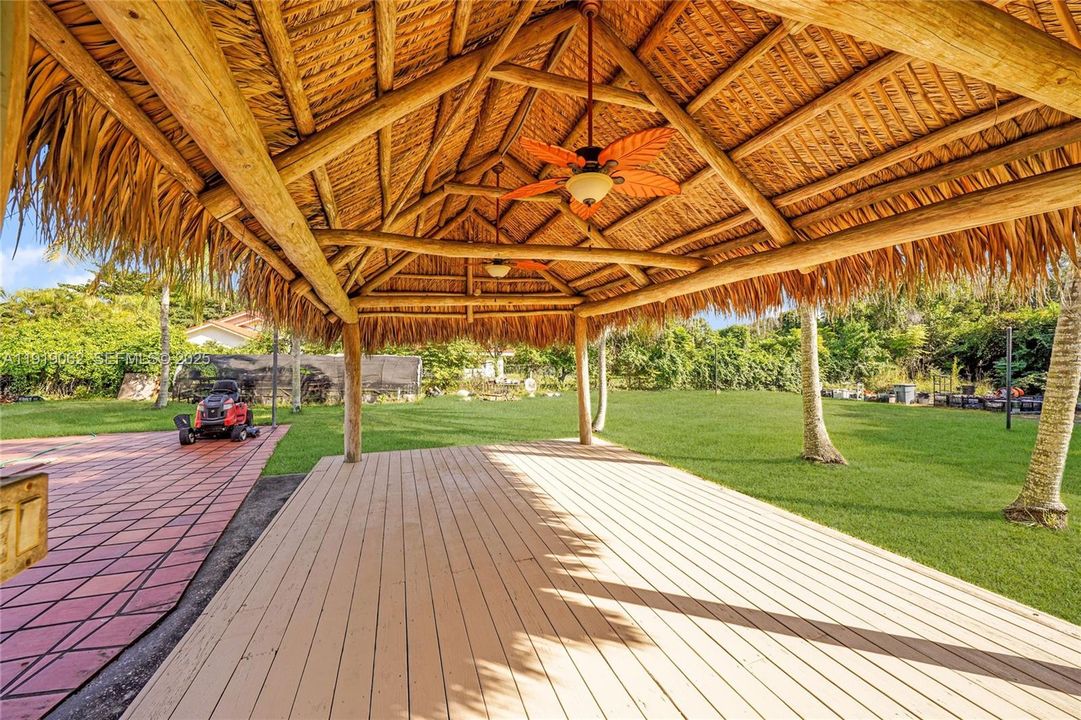 For Sale: $975,000 (4 beds, 2 baths, 2714 Square Feet)