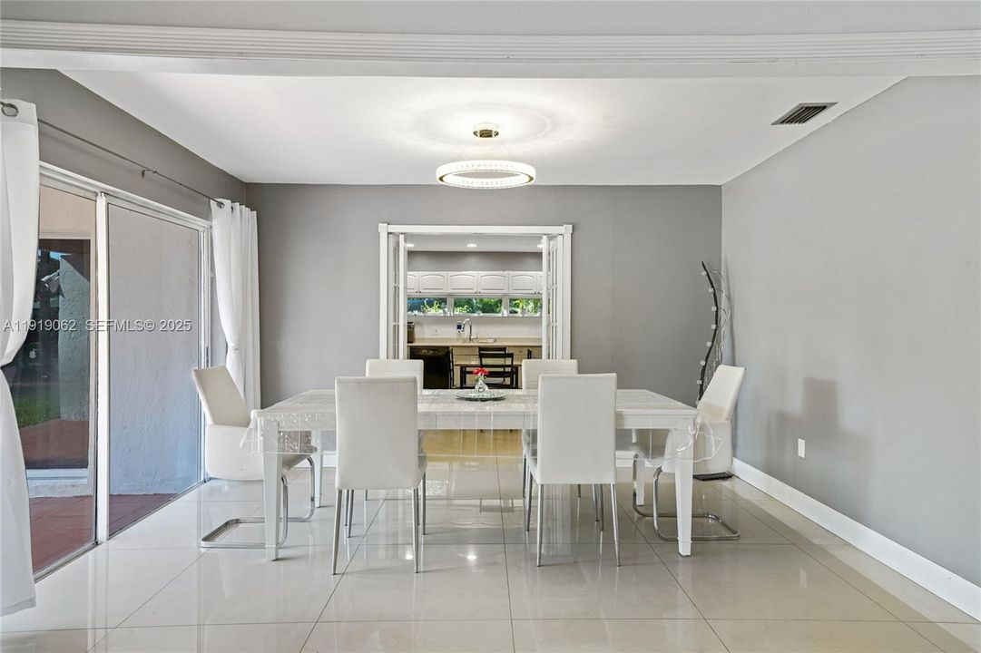 For Sale: $975,000 (4 beds, 2 baths, 2714 Square Feet)