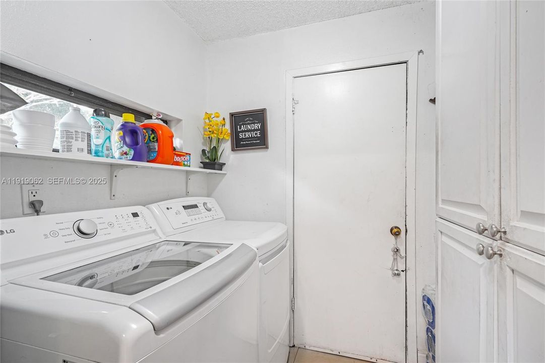 For Sale: $975,000 (4 beds, 2 baths, 2714 Square Feet)