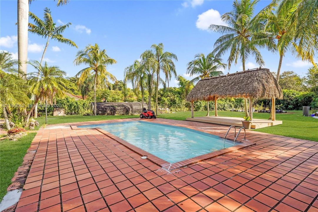 For Sale: $975,000 (4 beds, 2 baths, 2714 Square Feet)