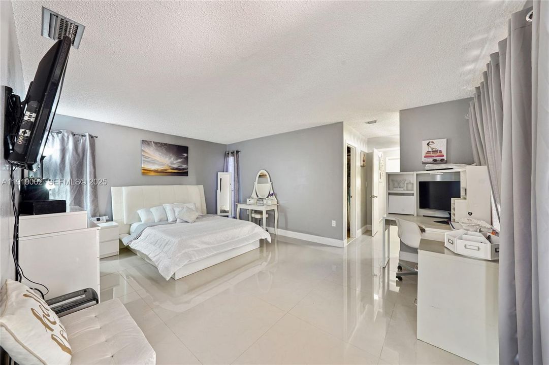 For Sale: $975,000 (4 beds, 2 baths, 2714 Square Feet)