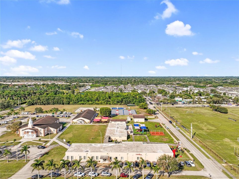 For Sale: $975,000 (4 beds, 2 baths, 2714 Square Feet)
