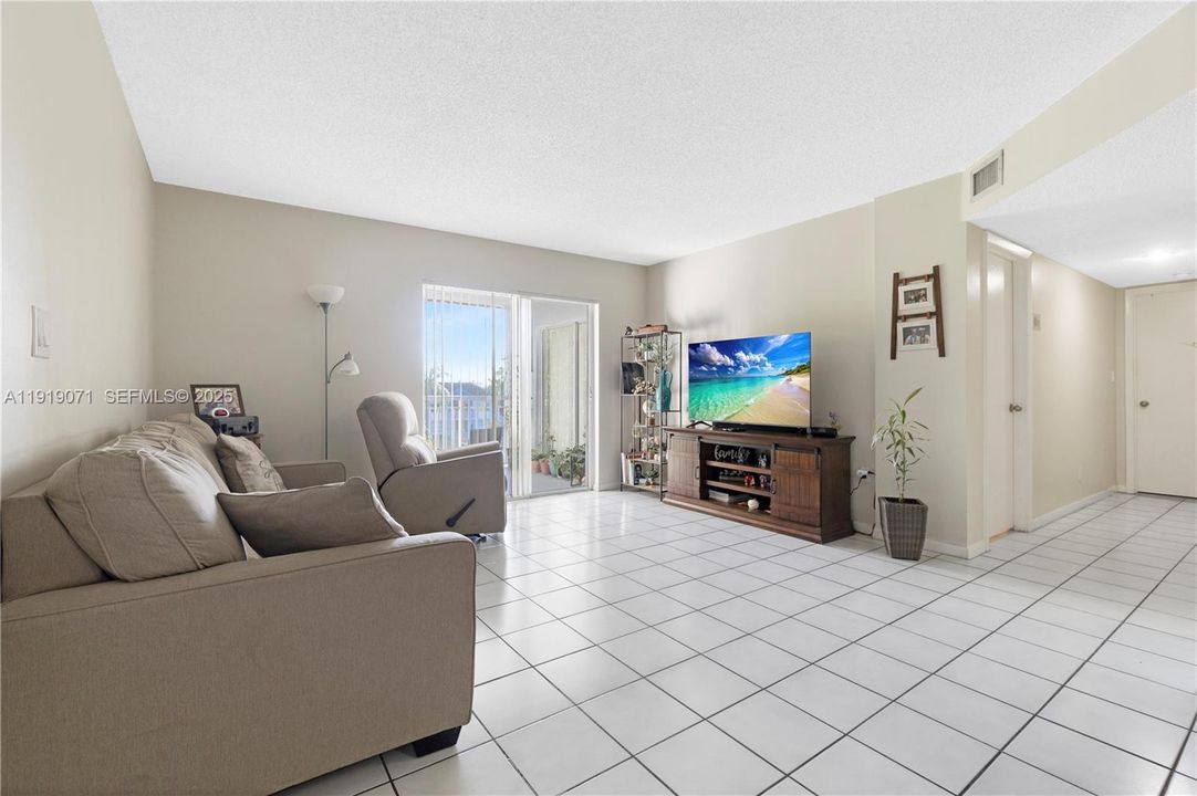 For Sale: $259,990 (2 beds, 2 baths, 1113 Square Feet)