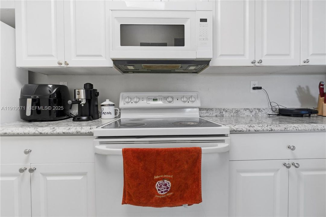 For Sale: $259,990 (2 beds, 2 baths, 1113 Square Feet)