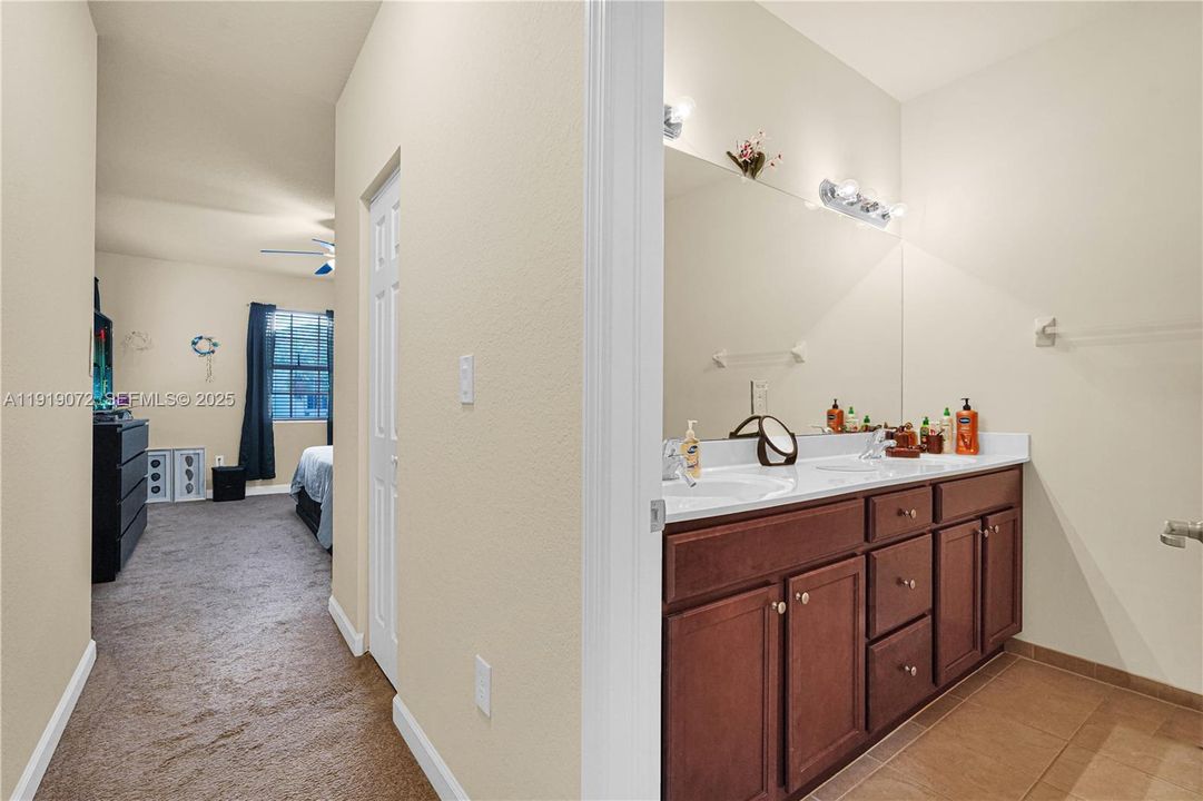 На продажу: $540,000 (4 спален, 2 ванн, 1876 Квадратных фут)