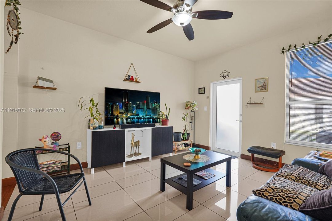 На продажу: $540,000 (4 спален, 2 ванн, 1876 Квадратных фут)