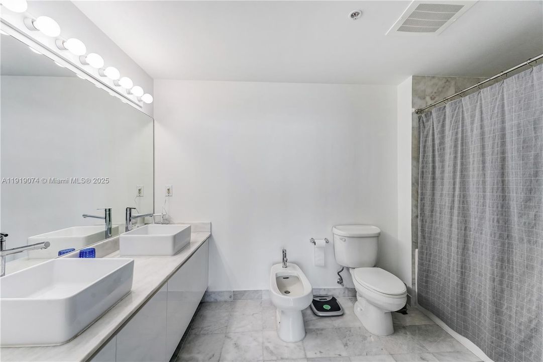 Recently Rented: $4,100 (2 beds, 2 baths, 1174 Square Feet)